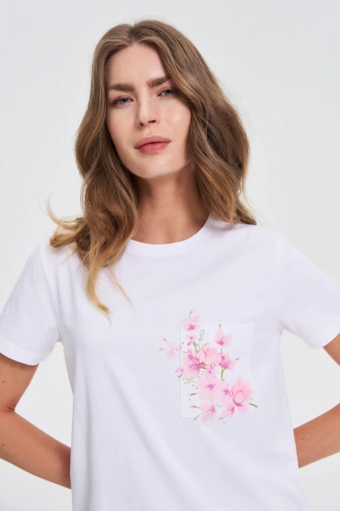 T-shirt z printem na kieszonce biały