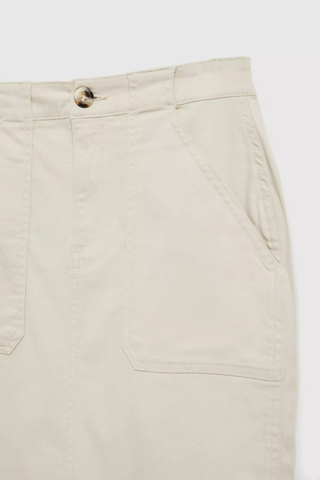 Spódnica z rozporkiem i z kieszeniami beżowa