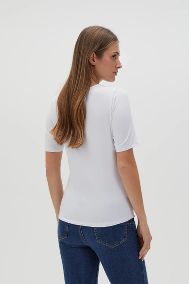 Bluzka z ozdobnym dekoltem biała