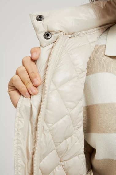 Krótka pikowna kurtka zapinana na zamek beżowa