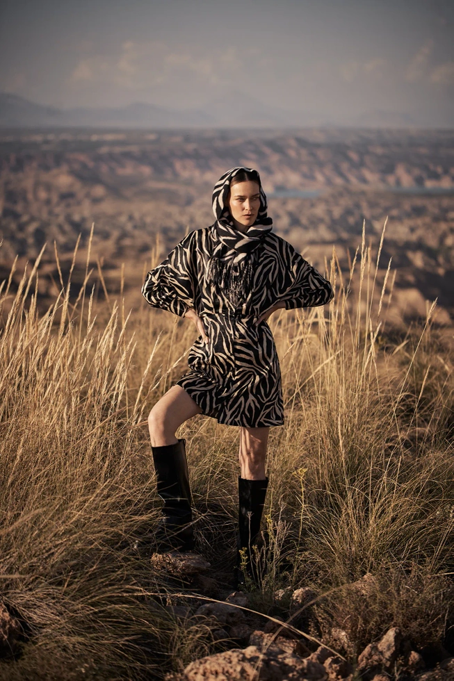 Koszulowa sukienka z zwierzęcym wzorem czarna