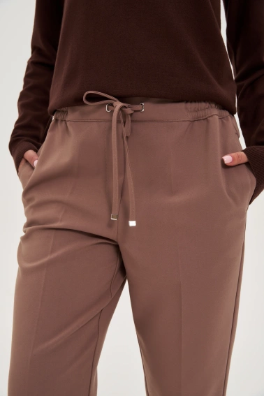 Spodnie w kant z prostymi nogawkami ciemnobeżowe