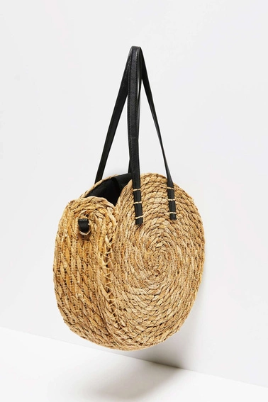 Okrągła pleciona torba na ramię ciemnobeżowa