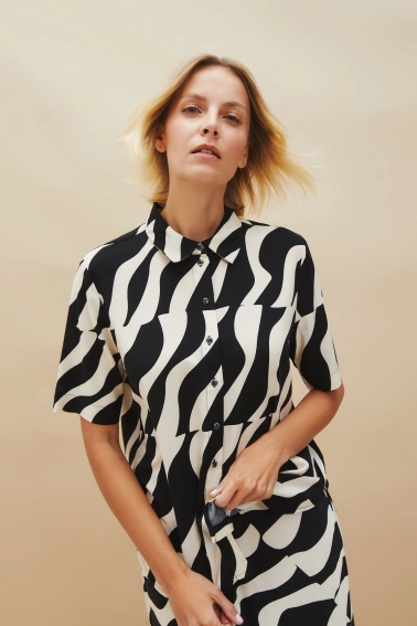 Wiskozowa koszula z krótkimi rękawami czarna