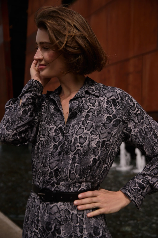 Wiskozowa sukienka z paskiem szara