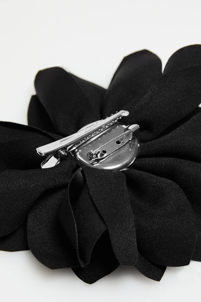 Broszka z tkaninowym kwiatem czarna