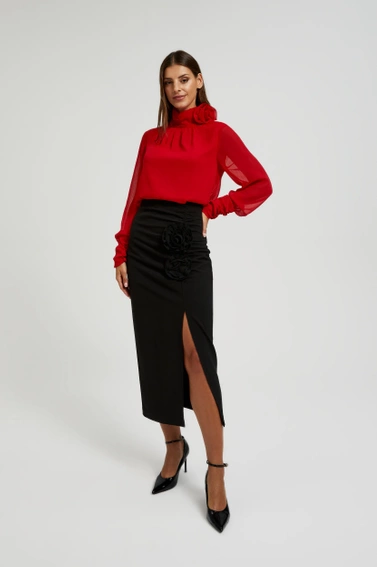 Elegancka koszula z ozdobną różą czerwona