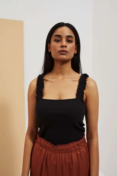 Prążkowany top z szerokimi ramiączkami czarny