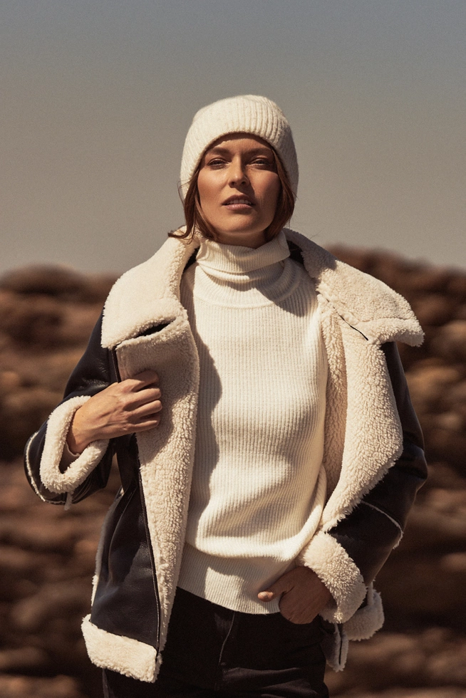 Kurtka z futrzanym kołnierzem czarna