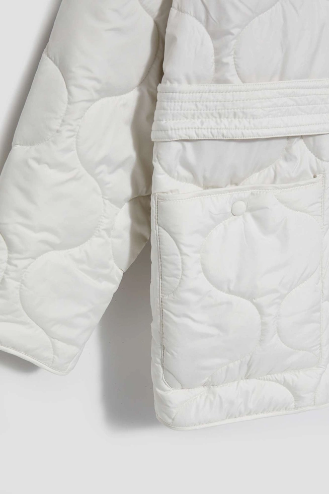 Pikowna kurtka z paskiem w talii perłowa