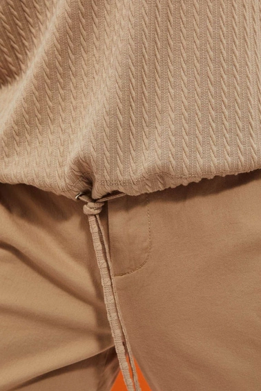 Bluzka ze strukturalnej tkaniny ciemnobeżowa