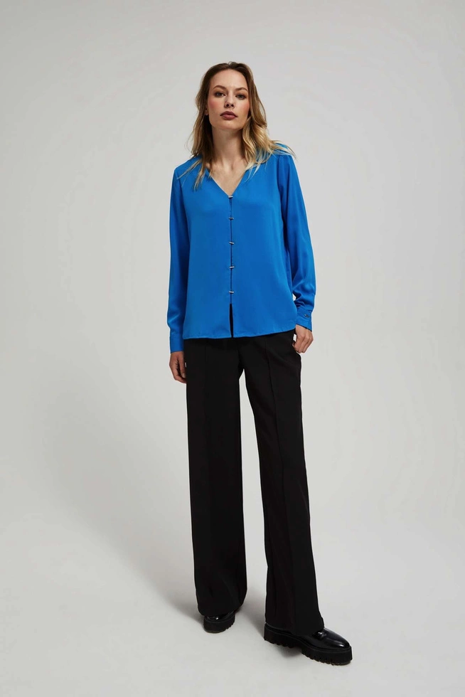 Koszula z dekoltem w serek i delikatnymi guzikami lazurowa