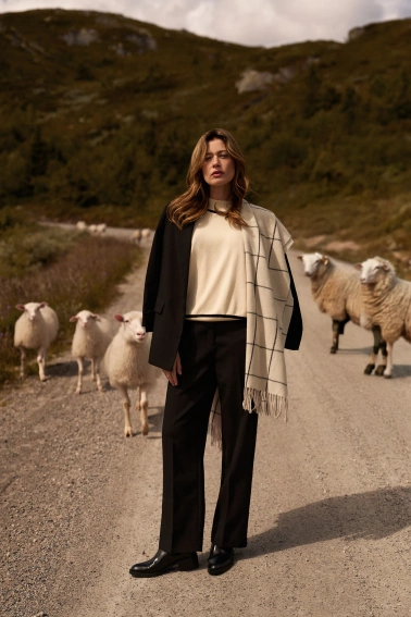 Szal w kratę biały