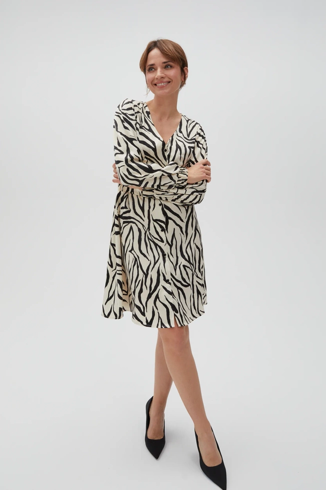 Sukienka beżowa z bufiastymi rękawami i zwierzęcym wzorem