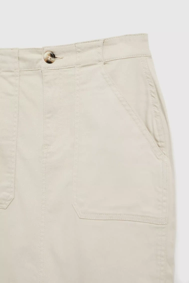 Spódnica z rozporkiem i z kieszeniami beżowa