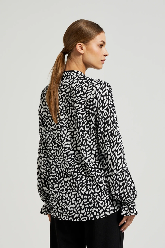 Koszula z dekoltem w serek bez kołnierzyka czarna