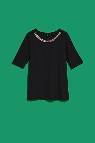 Bluzka z łańcuchem na dekolcie