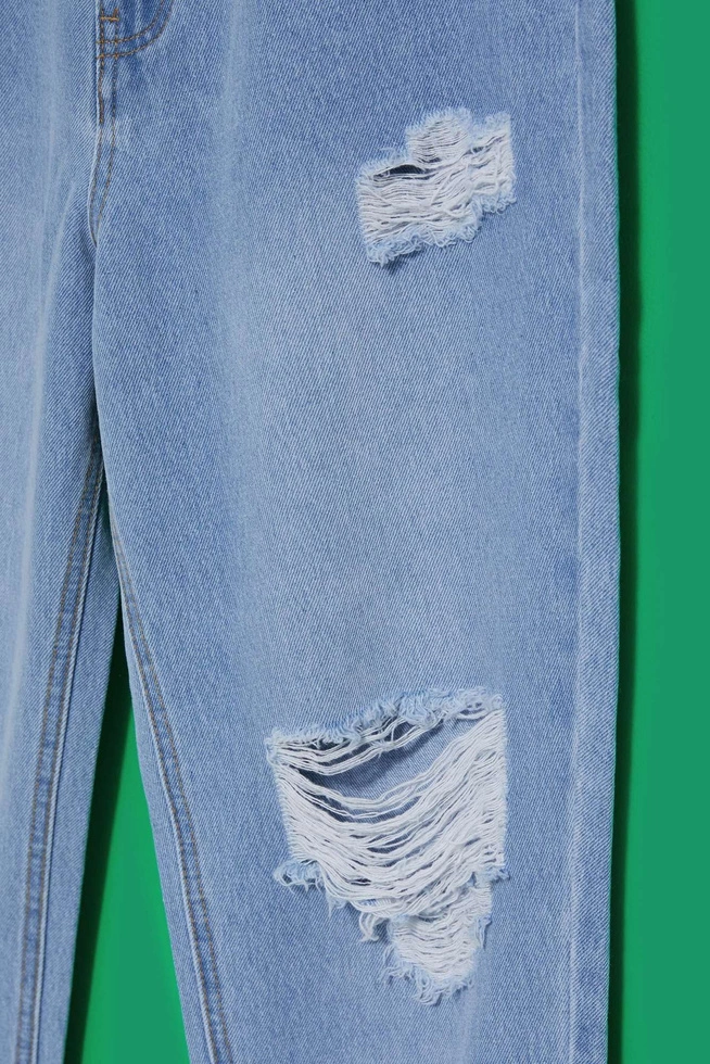Jeansy mom fit z przetarciami błękitne