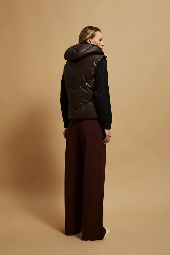 Pikowana kamizelka z kapturem brązowa