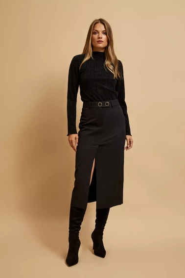 Bluzka z półgolfem ozdobiona metaliczną nitką czarna