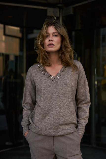 Sweter z ozdobnym dekoltem brązowy