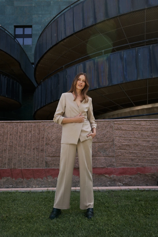 Marynarka z marszczonymi rękawami 3/4 beżowa