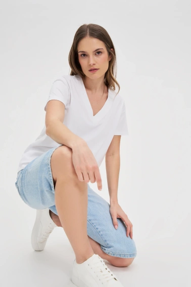 Bawełniany t-shirt z dekoltem w serek biały