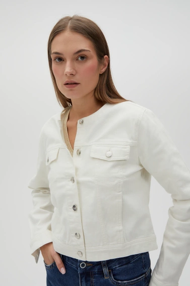 Krótka beżowa kurtka