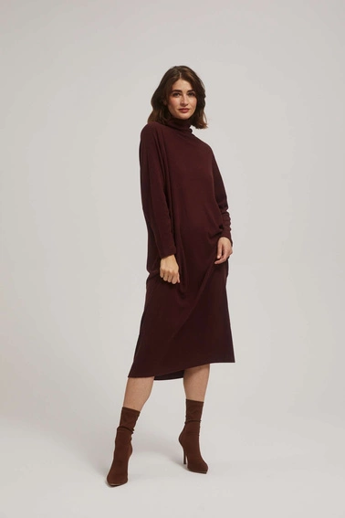 Prążkowana sukienka z golfem