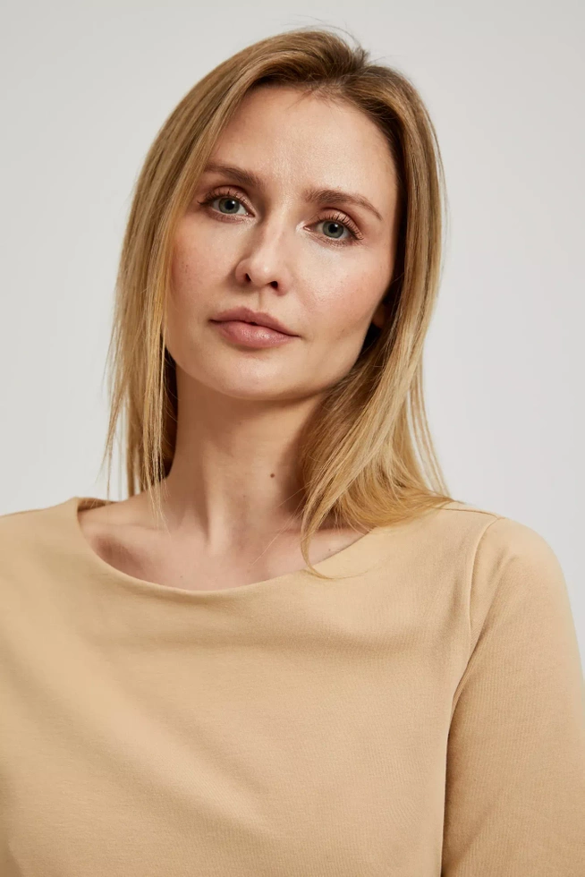 Gładka dopasowana bluzka z krótkimi rękawami beżowa