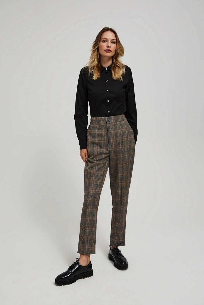 Gładka czarna koszula z ozdobnymi guzikami