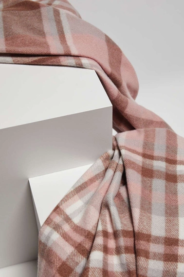 Szalik w kratę z frędzlami pudrowo-różowy