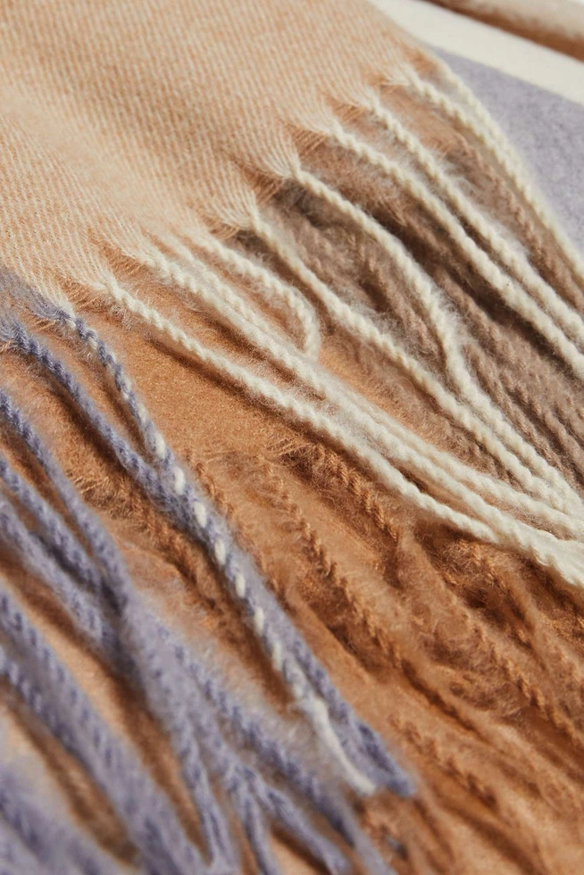 Szalik w kratę z frędzlami ciemnobeżowy