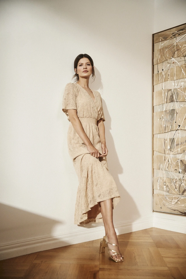 Koronkowa sukienka midi beżowa