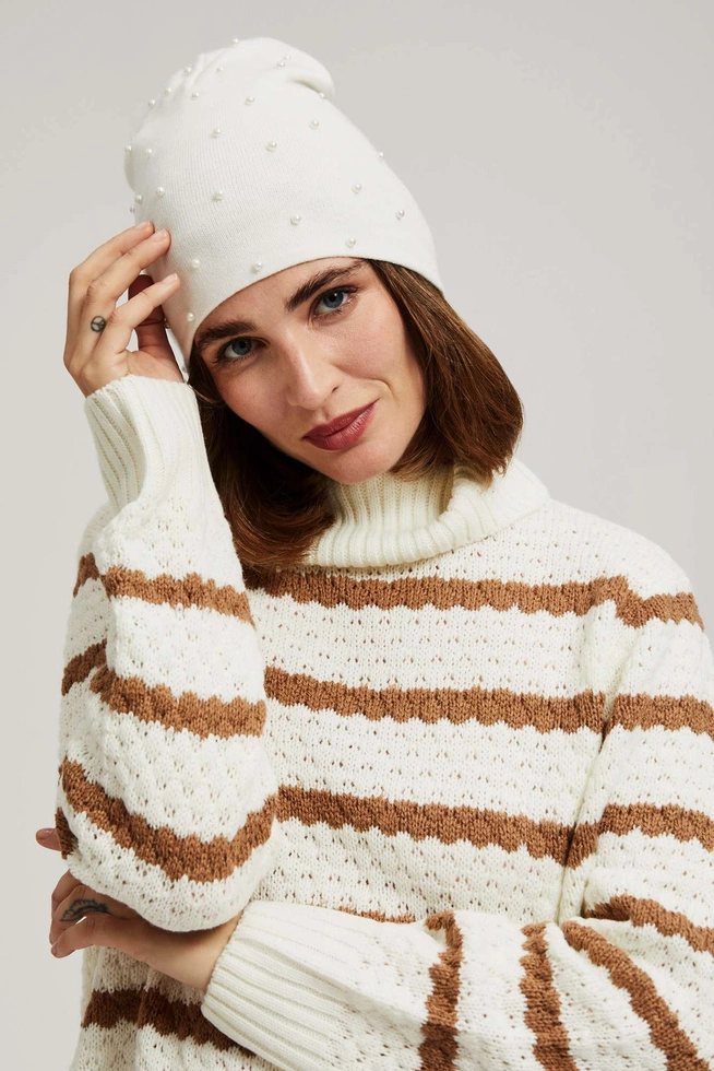 Czapka z ozdobnymi koralikami