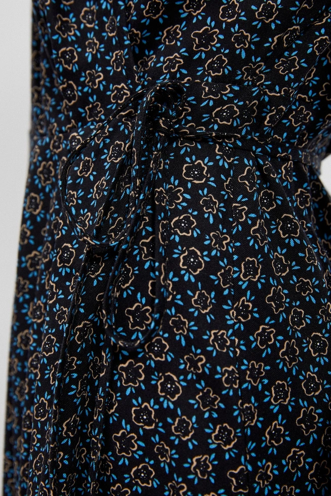 Sukienka midi wiązana w talii