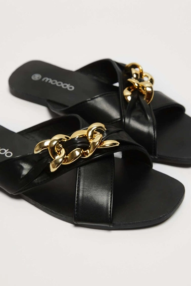 Klapki z ozdobnym łańcuchem