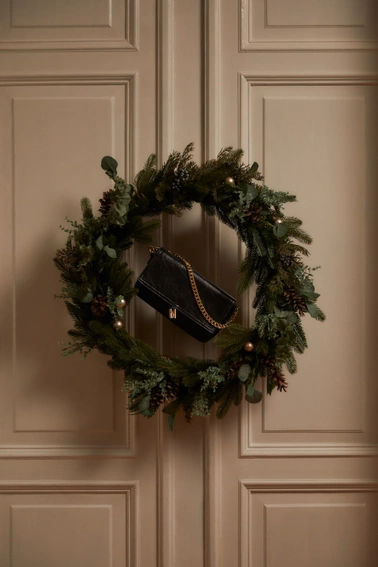 Elegancka torebka z łańcuchem czarna