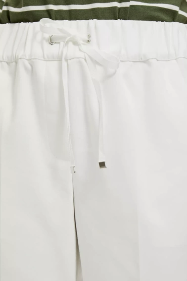 Spodnie z prostą nogawką i wiązaniem w pasie białe