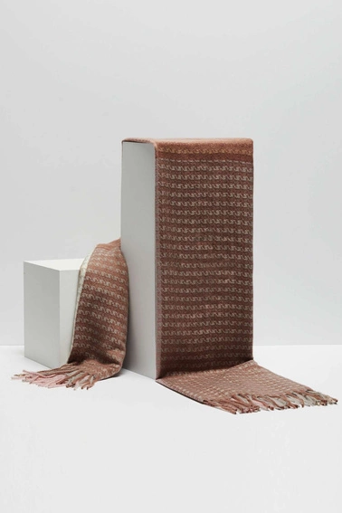 Szal w drobną kratę z ozdobną nitką