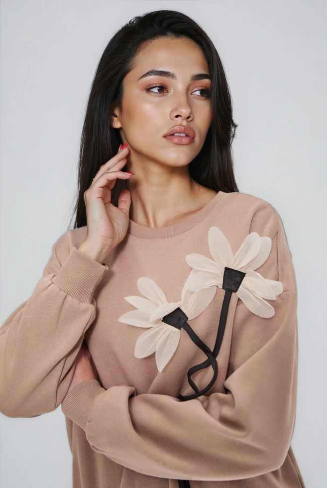 Bluza z kwiatem beżowa