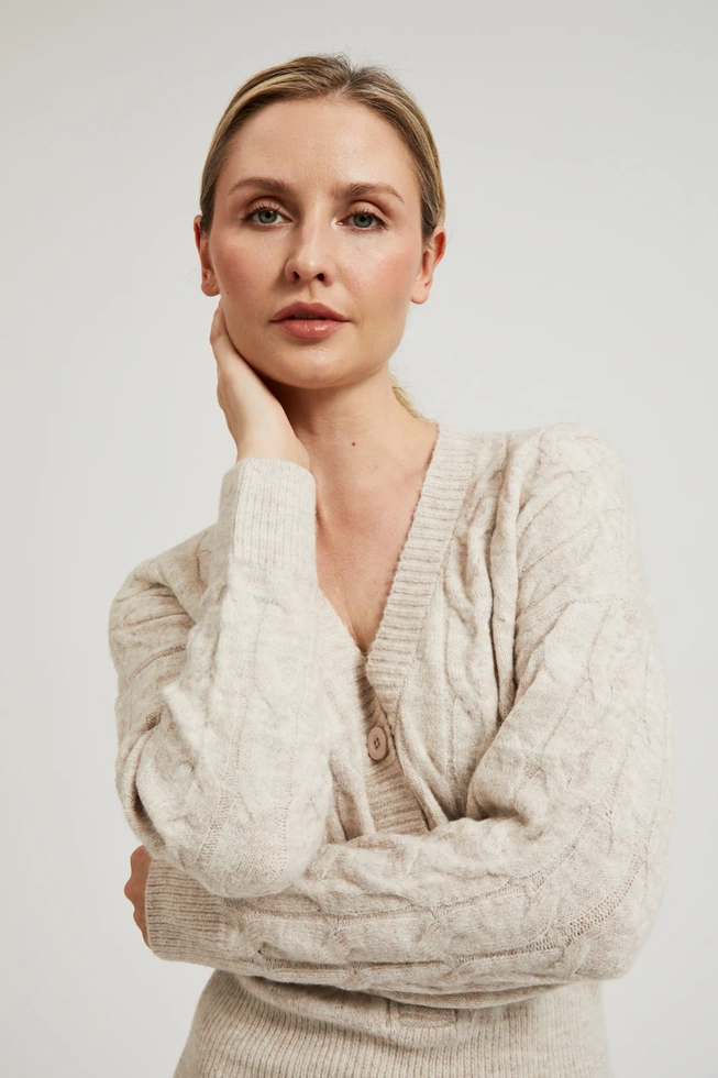 Dzianinowa sukienka ozdobiona guzikami beżowa