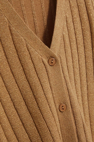 Sweter ozdobiony metaliczną nitką