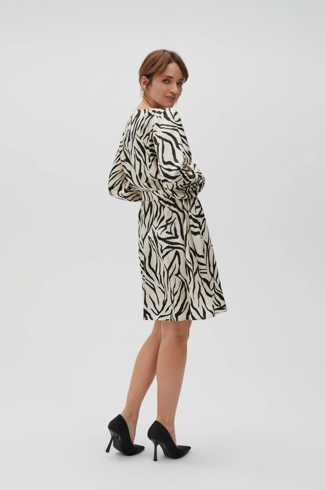 Sukienka beżowa z bufiastymi rękawami i zwierzęcym wzorem