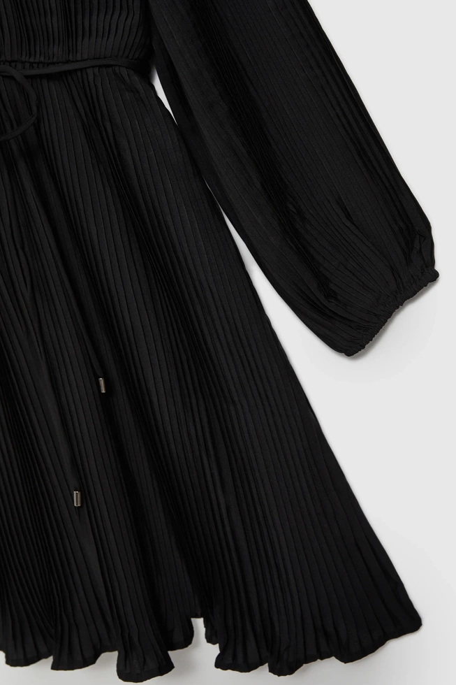 Plisowana sukienka z paskiem czarna