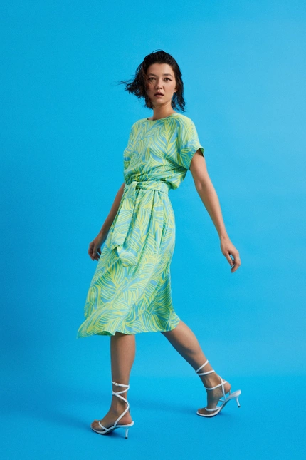 Sukienka z wiązaniem w talii turkusowa