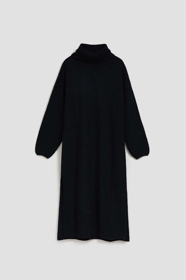 Swetrowa sukienka z golfem czarna