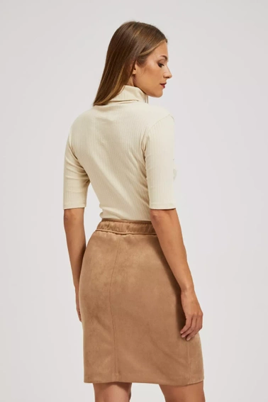 Prążkowana bluzka z golfem piaskowa