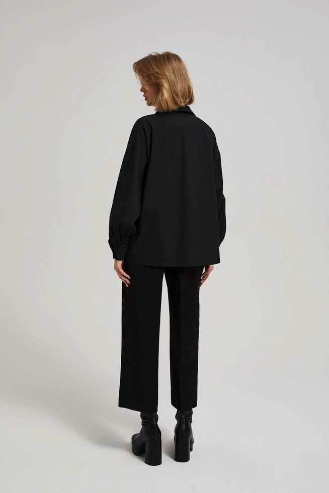 Koszula z ozdobnymi guzikami i bufiastymi rękawami czarna