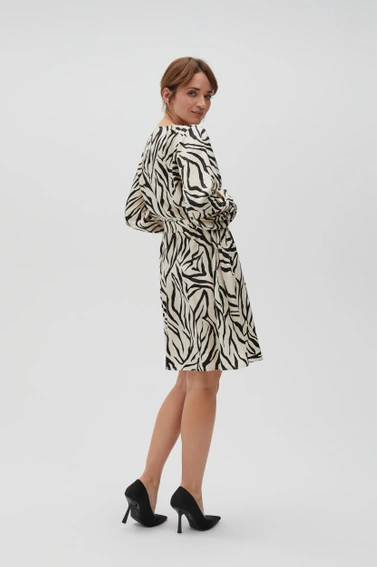 Sukienka beżowa z bufiastymi rękawami i zwierzęcym wzorem